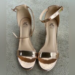 Ashley A size 5.5 gold heels